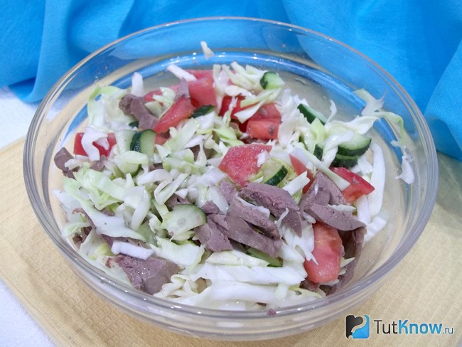 Все продукты соединены, заправлены маслом и перемешаны