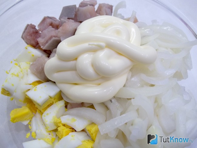 Продукты соединены и добавлен майонез