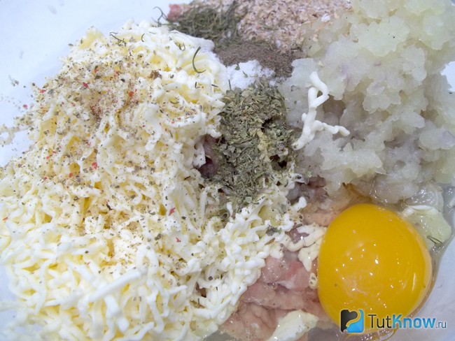 Продукты приправлены солью с перцем