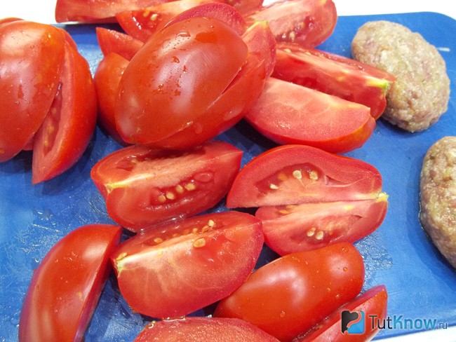 Помидоры нарезаны кусочками
