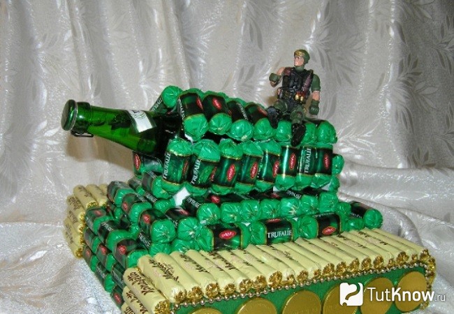 Дуло танка из бутылки шампанского