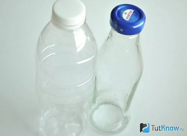 Стеклянная и пластиковая бутылки
