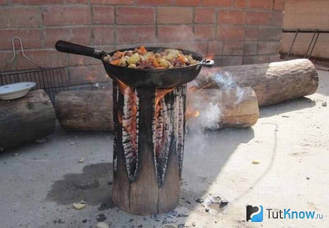 На походной печке готовится еда