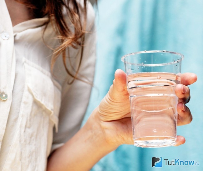 Стакан дистиллированной воды