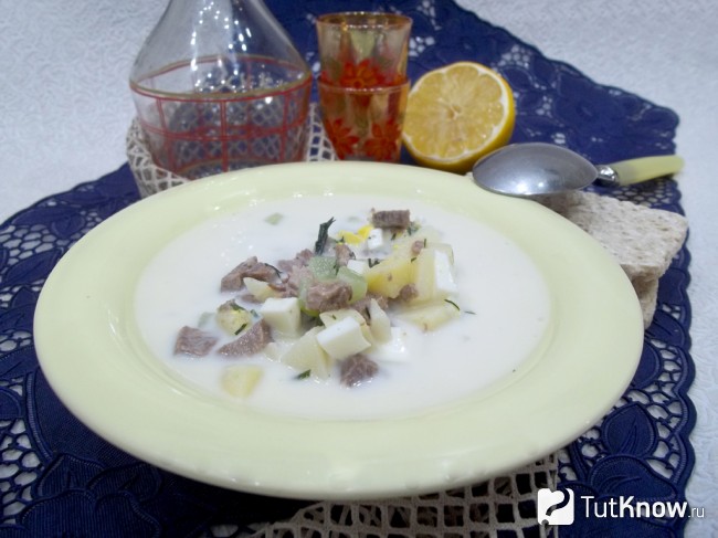Готовая окрошка на кефире и мясном бульоне