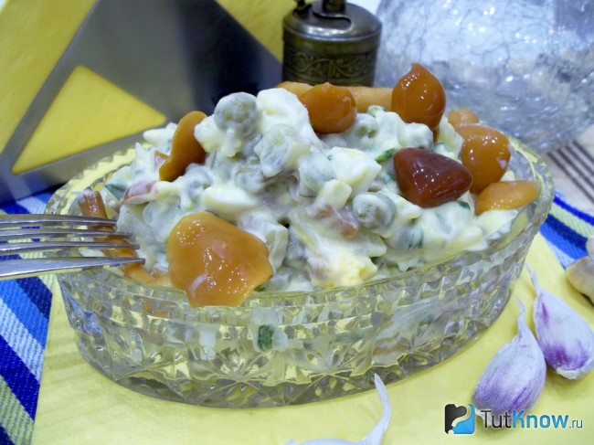 Готовый салат с маринованными грибами и зеленым горошком