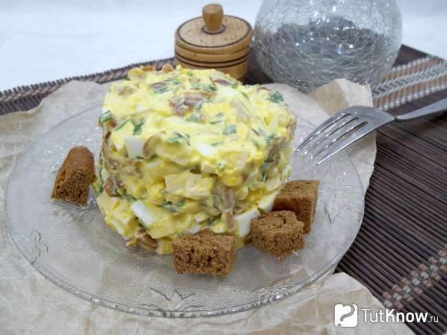 Готовый салат с маринованными грибами, яйцами и сыром