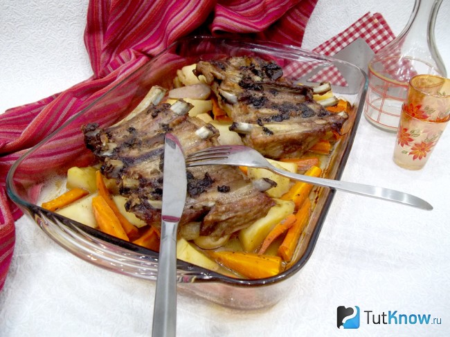 Готовые свиные ребра, запеченные с картофелем и яблоками