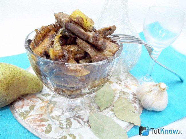 Готовая тушеная свинина с маслятами и грушами