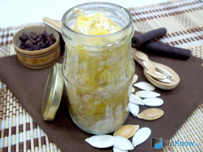 Готовая овсянка в банке с тыквой, медом и корицей