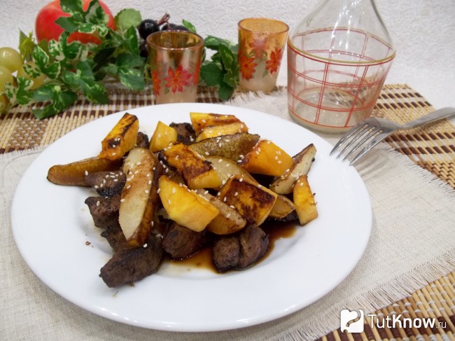 Готовый теплый печеночный салат с тыквой и грушами