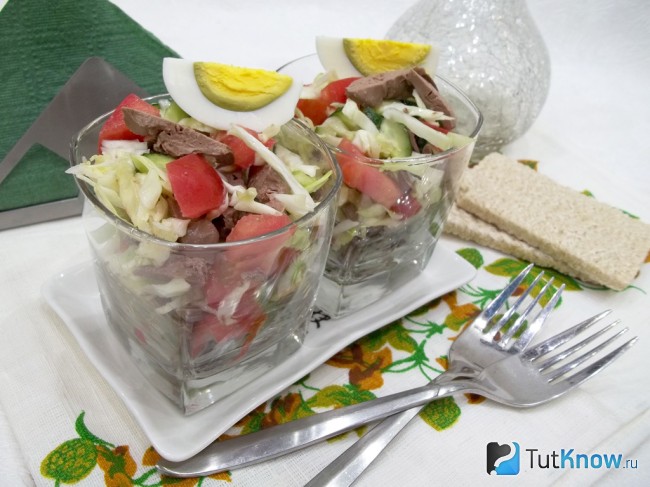 Готовый овощной салат с куриной печенью