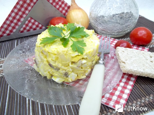 Готовый салат с селедкой и яйцами