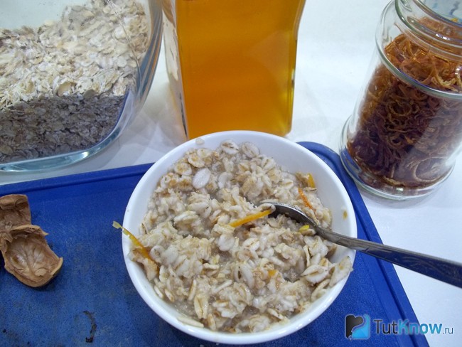 Овсянка запарена, добавлен мед и продукты перемешаны