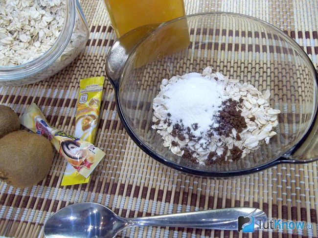 К овсянке насыпаны сухие сливки