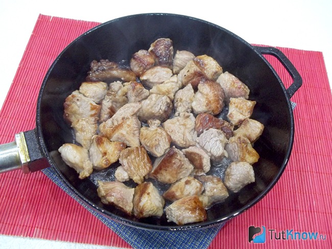 Мясо жарится в сковороде