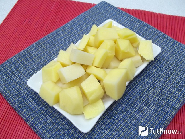 Картофель нарезан кубиками
