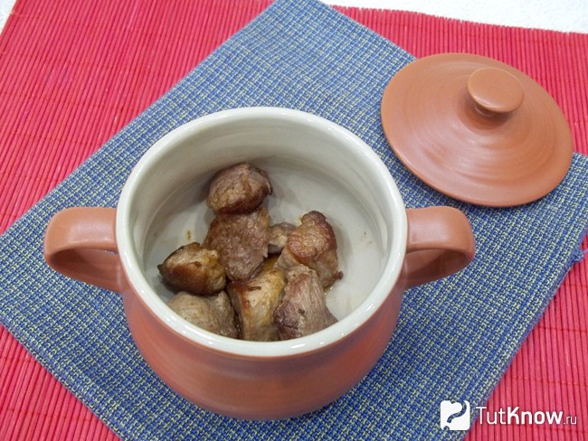 Жареное мясо разложено по горшочкам