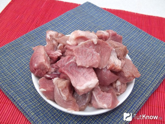 Мясо нарезано кусочками