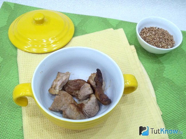 В горшочки положено жареное мясо