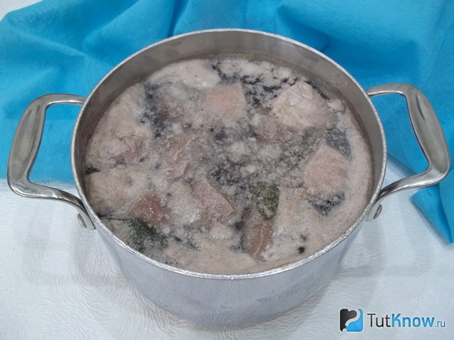 Мясо доведено до кипения и снята пена