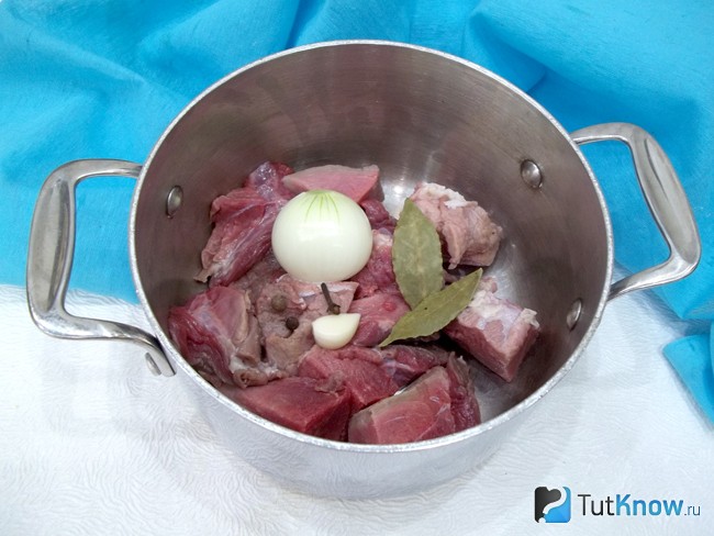 К мясу добавлена луковица, лавровый лист и специи