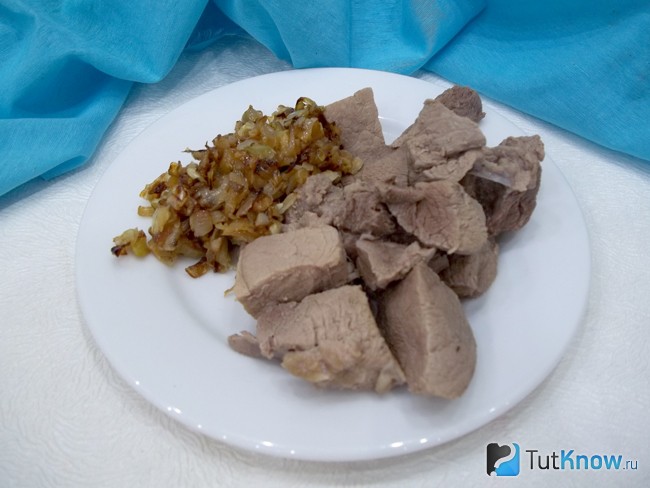 Мясо отварено, лук прожарен