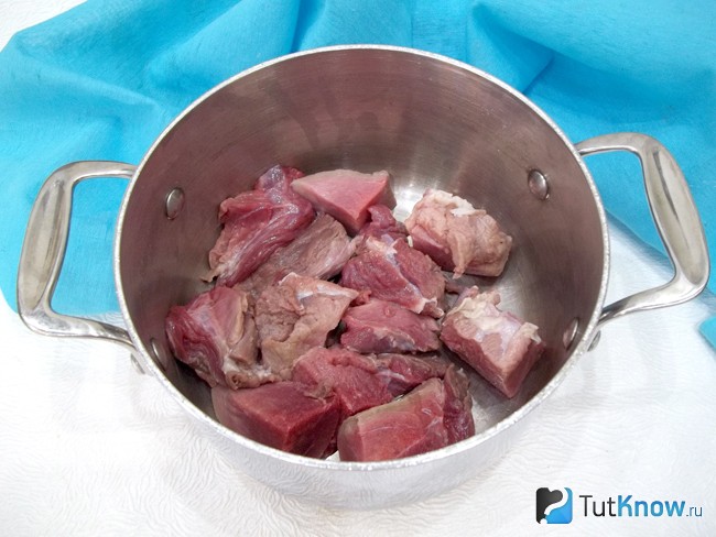 Мясо нарезано и опущено в кастрюлю
