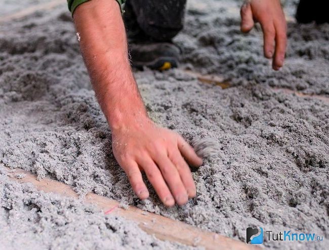 Укладка эковаты на пол ручным способом