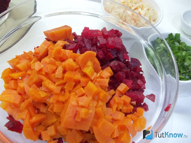 Морковь нарезана кубиками