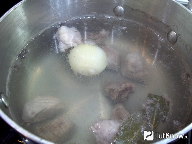 Мясо варится в кастрюле