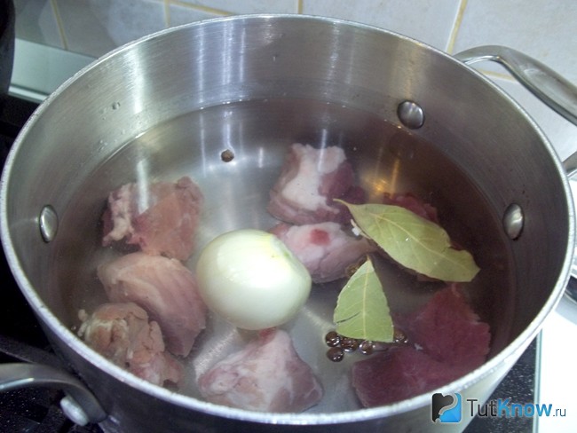 Мясо варится в кастрюле