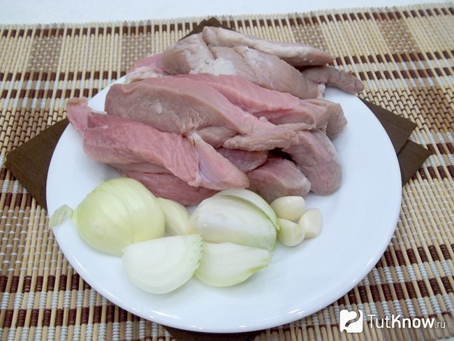 Мясо нарезано. Лук с чесноком очищены и нарезаны