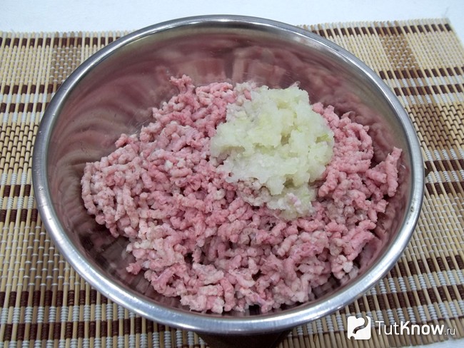 Мясо с луком и чесноком перекручены