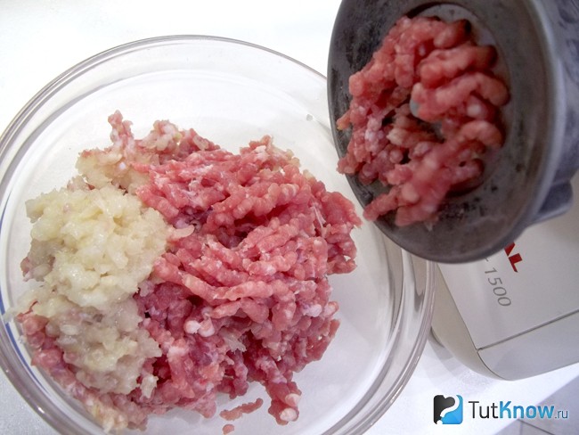 Мясо с луком перекручены через мясорубку