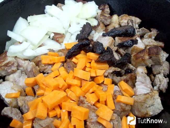 К обжаренному мясу добавлены овощи и чернослив