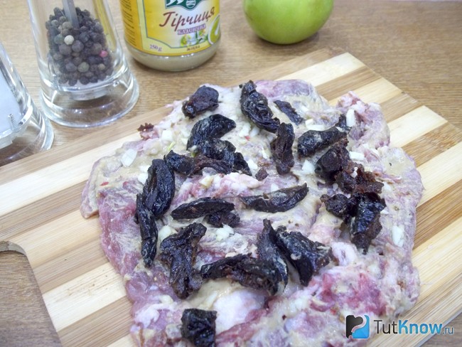 На мясо выложен нарезанный чернослив