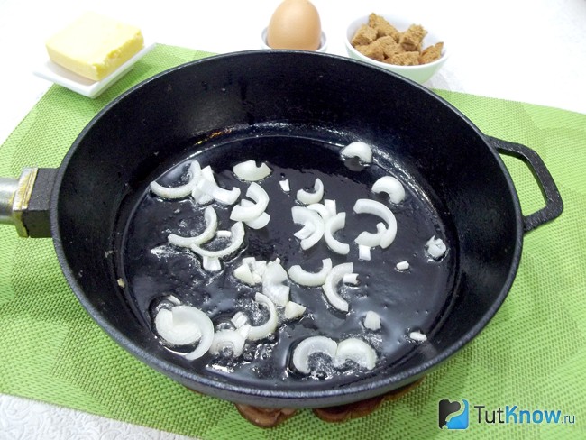 Лук жарится