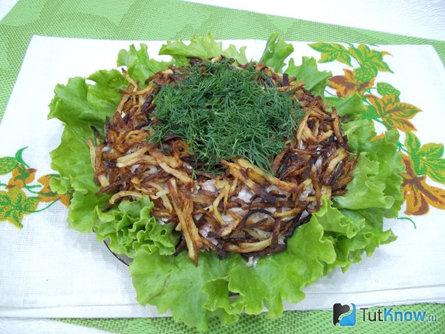 Салат обложеный жаренным картофелем и укропом