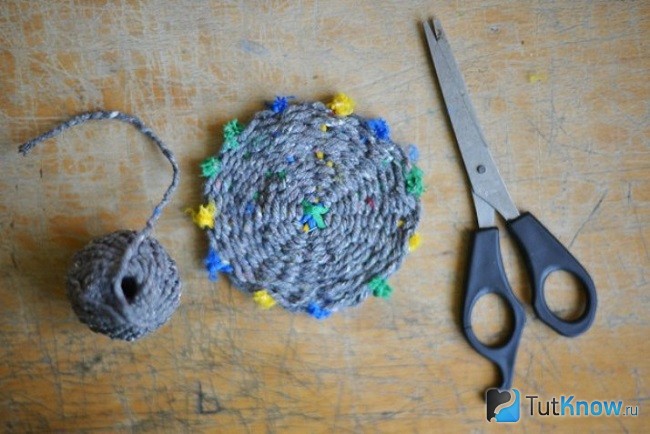 Готовое украшение из ниток