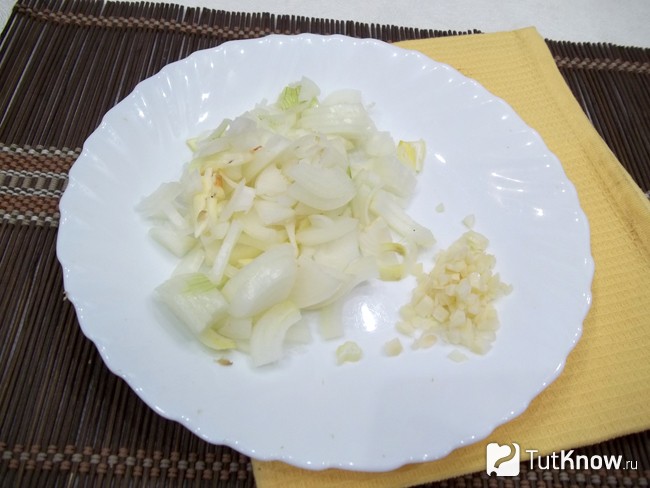 Репчатый лук с чесноком очищены и нарезаны