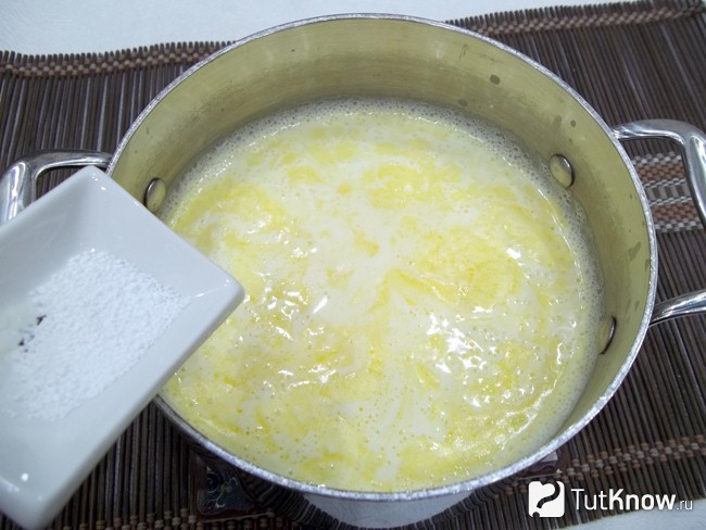В молоко насыпана лимонная кислота