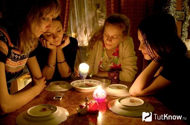 Девушки гадают за столом