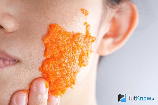 Морковная маска на лице