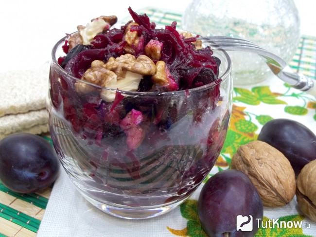 Готовый свекольный салат с черносливом и орехами
