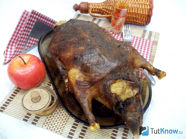 Готовая запеченная утка в духовке с яблоками, черносливом и тыквой