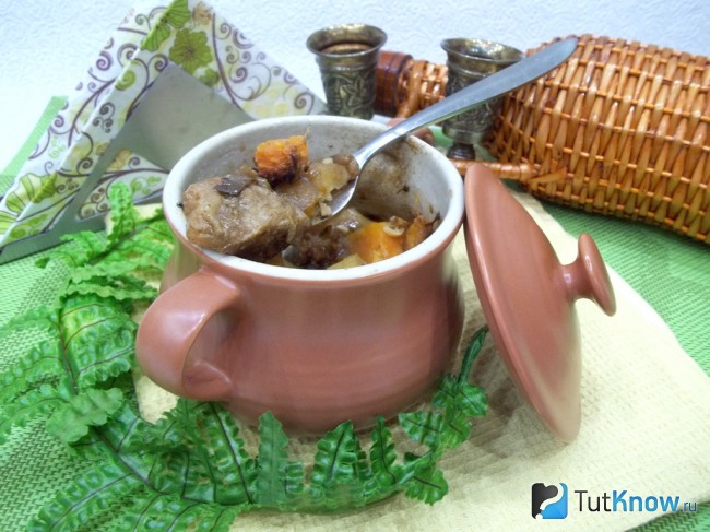 Готовая свинина с картофелем и тыквой в горшочках