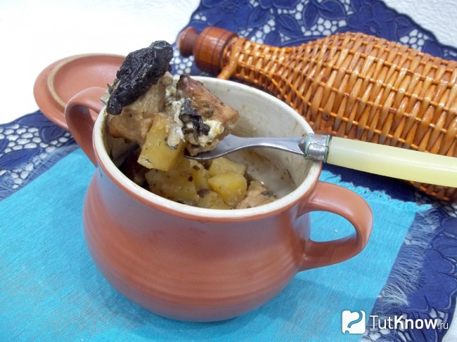 Готовая свинина с картошкой и черносливом в духовке