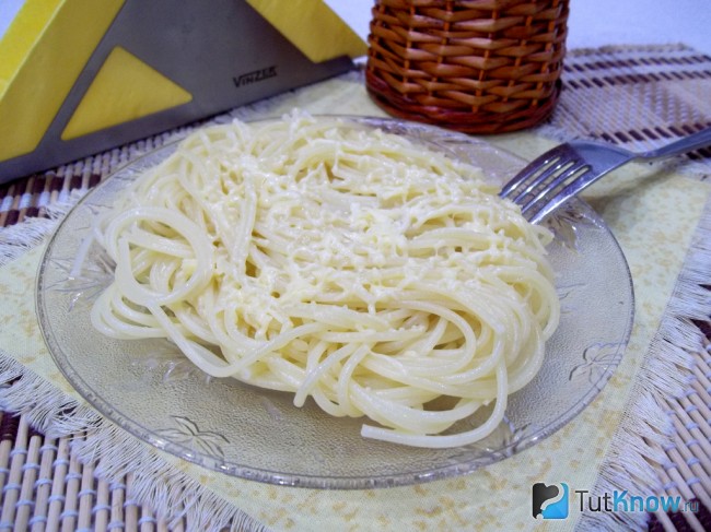 Готовое спагетти с сыром
