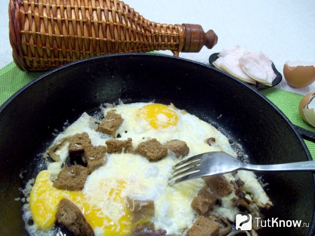Готовая яичница с сухариками